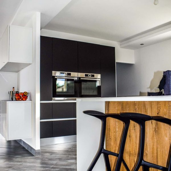 luxury kitchen wood and black-min